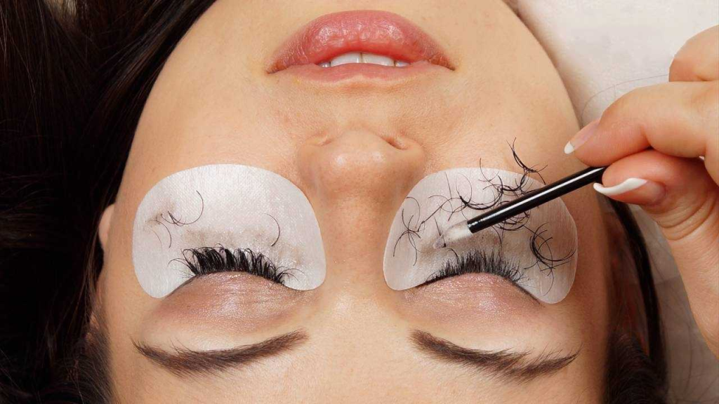 Safe and Effective Ways to Remove Eyelash Extensions without Damage